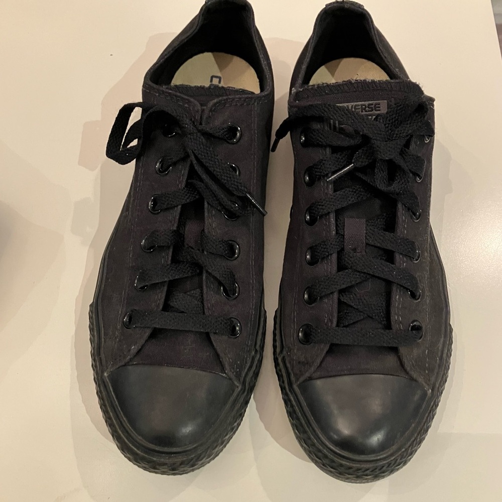 Converse Men's / women’s Black low lace up Sneakers. EUC!
